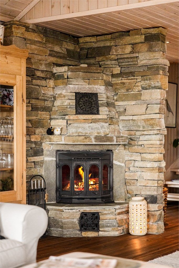 PEISEN ER ET naturlig blikkfang i stuen. Utformingen er klassisk og flott med naturlig stein.