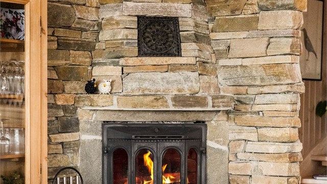 PEISEN ER ET naturlig blikkfang i stuen. Utformingen er klassisk og flott med naturlig stein.