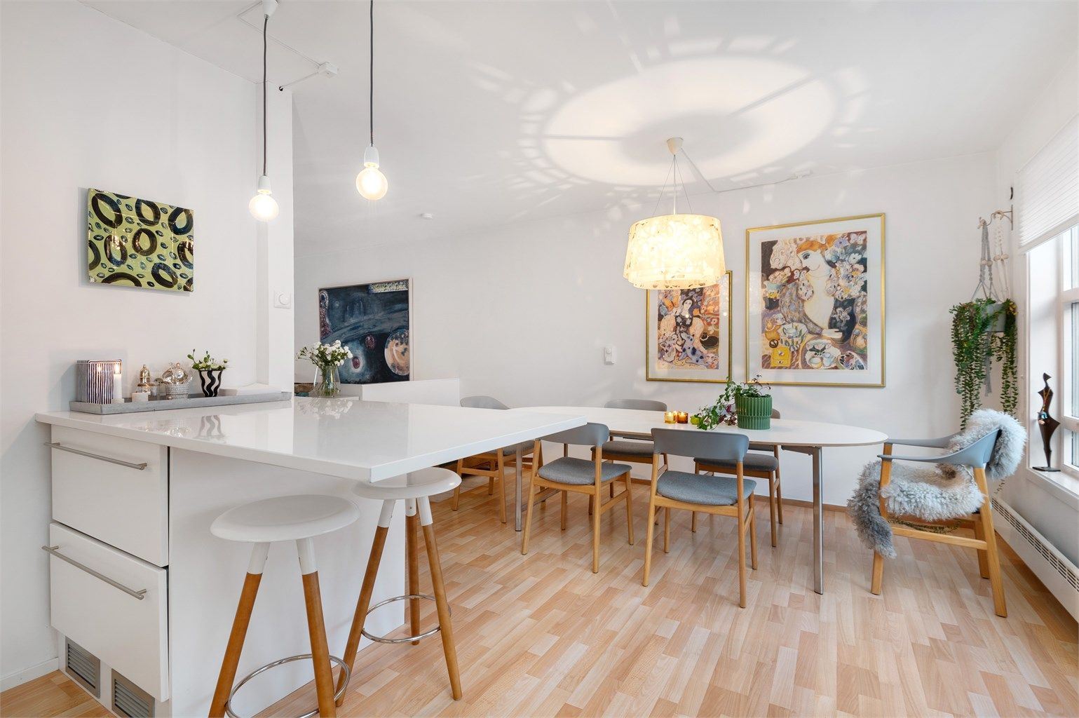 Kjøkkendelen av 2. etasje måler ca. 16 kvm. 