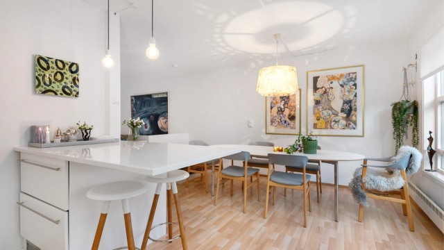 Kjøkkendelen av 2. etasje måler ca. 16 kvm.