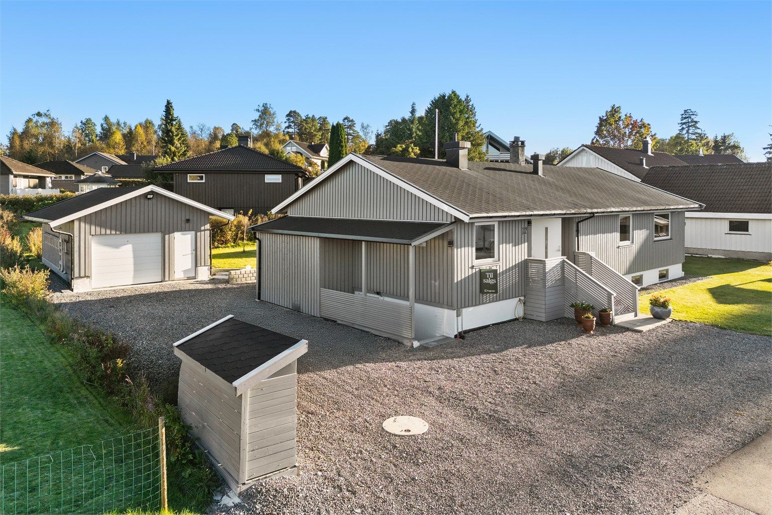 Romslig gårdsplass med god plass til mange biler