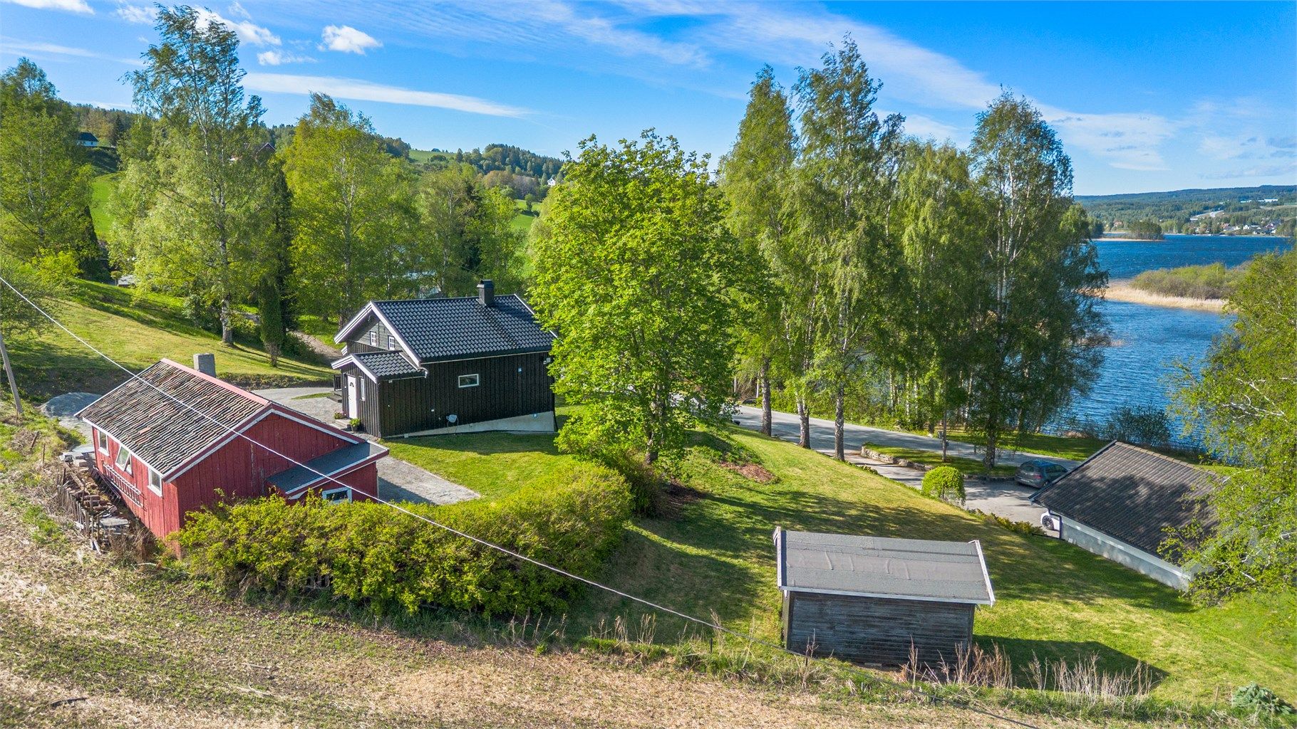 Flott enebolig med utsikt og strandlinje til Jarenvannet.