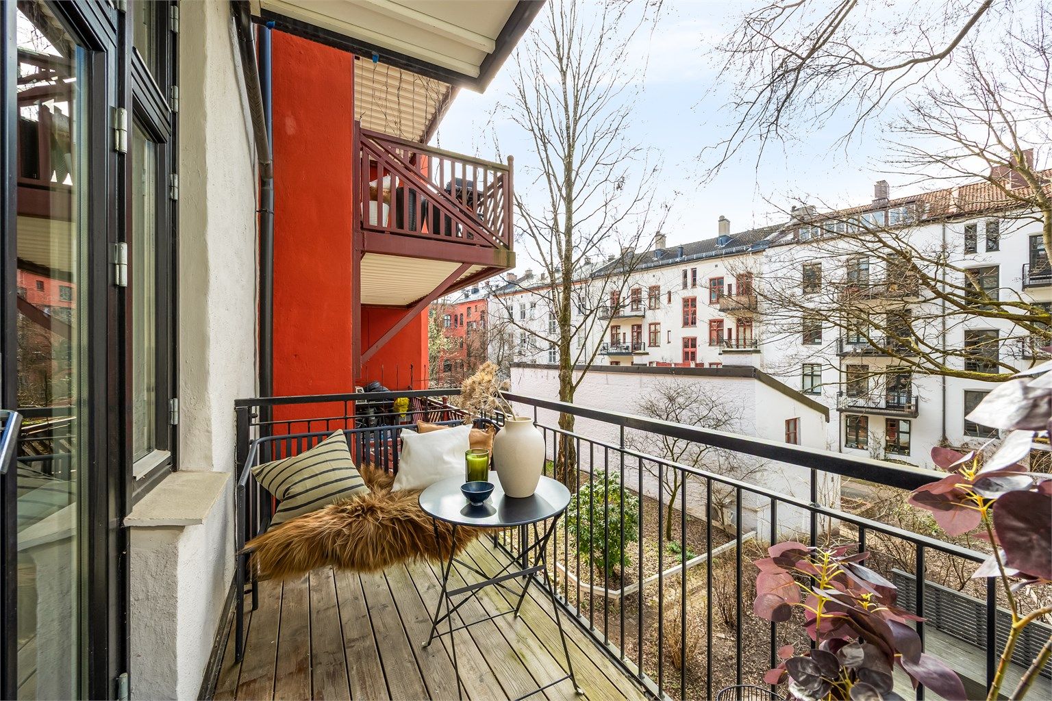 Balkongen er vestvendt og er på 4 kvm, belagt med terrassebord og rekkverk i metall.