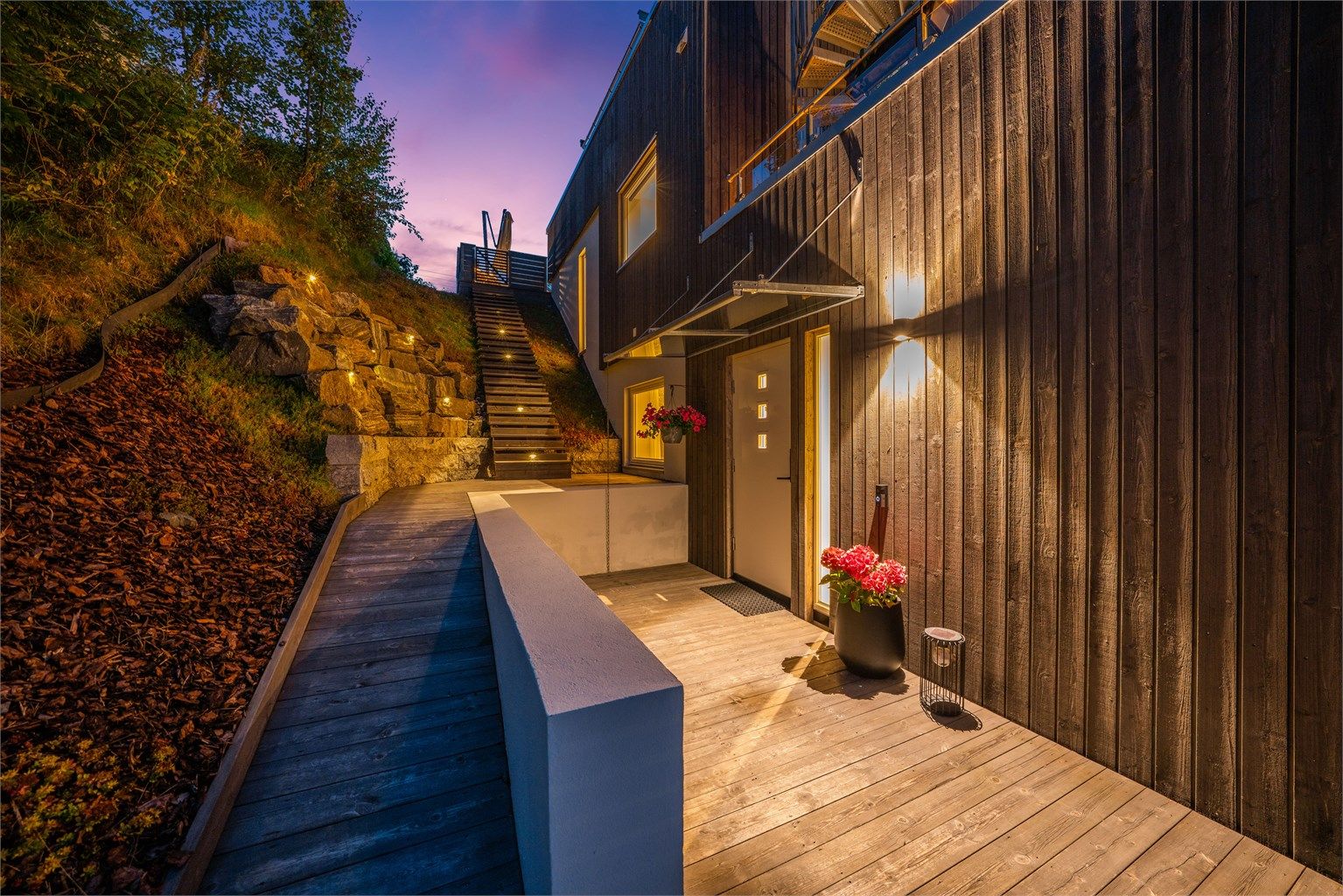 Innbydende inngangsparti med platting og belysning