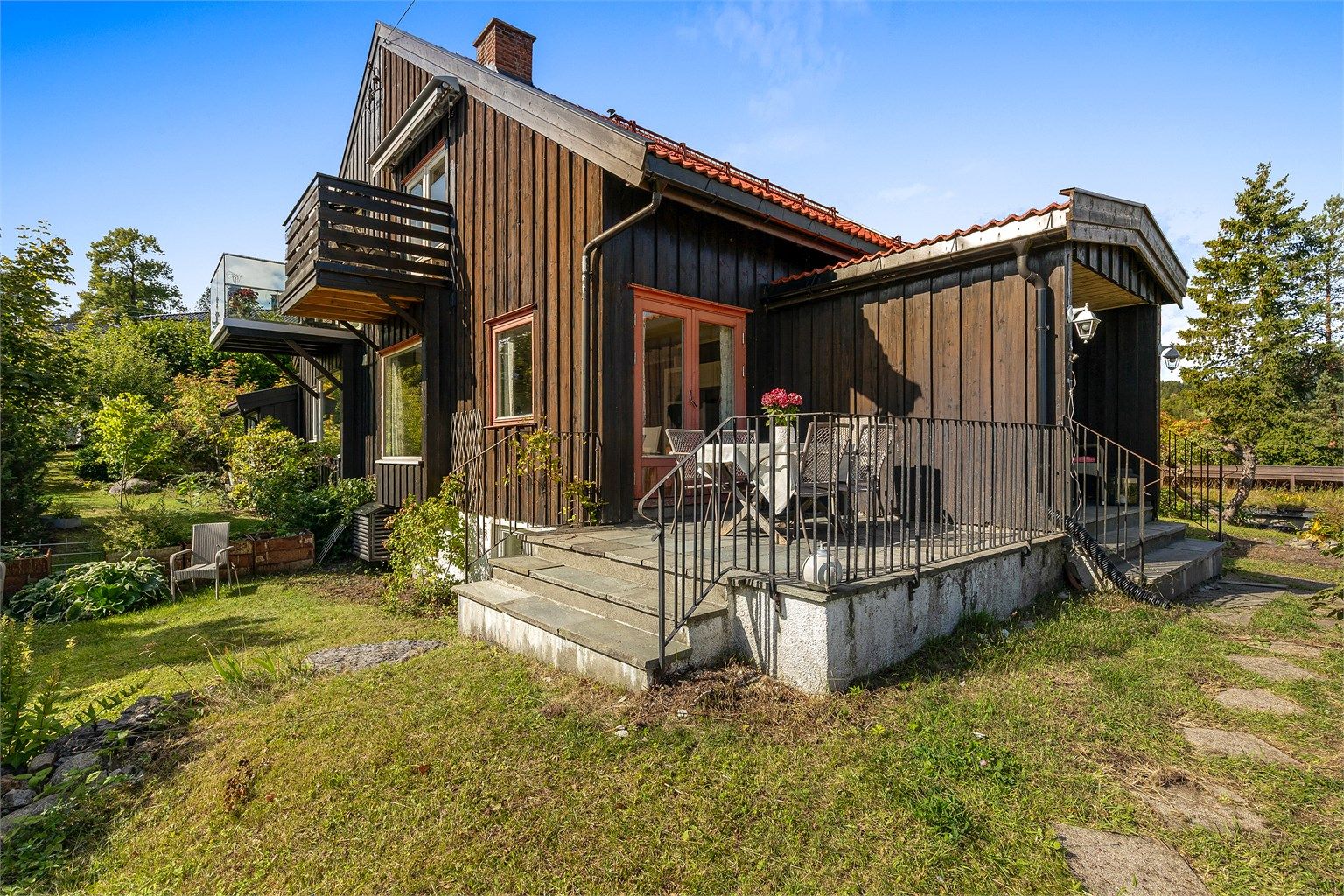 Her ser man både terrassen og balkongen