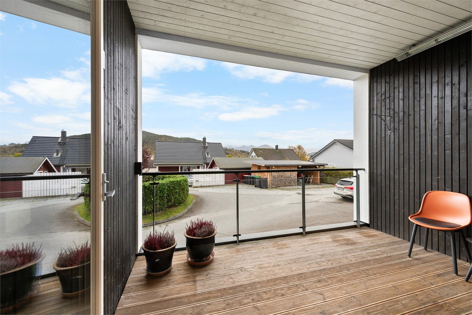 Skjermet balkong på 9 kvm med utgang fra stue. Glassrekkverk