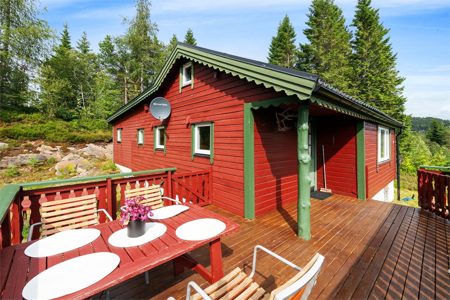 Altanen er bygget i trekonstruksjoner og har utgang fra en av hyttens utganger