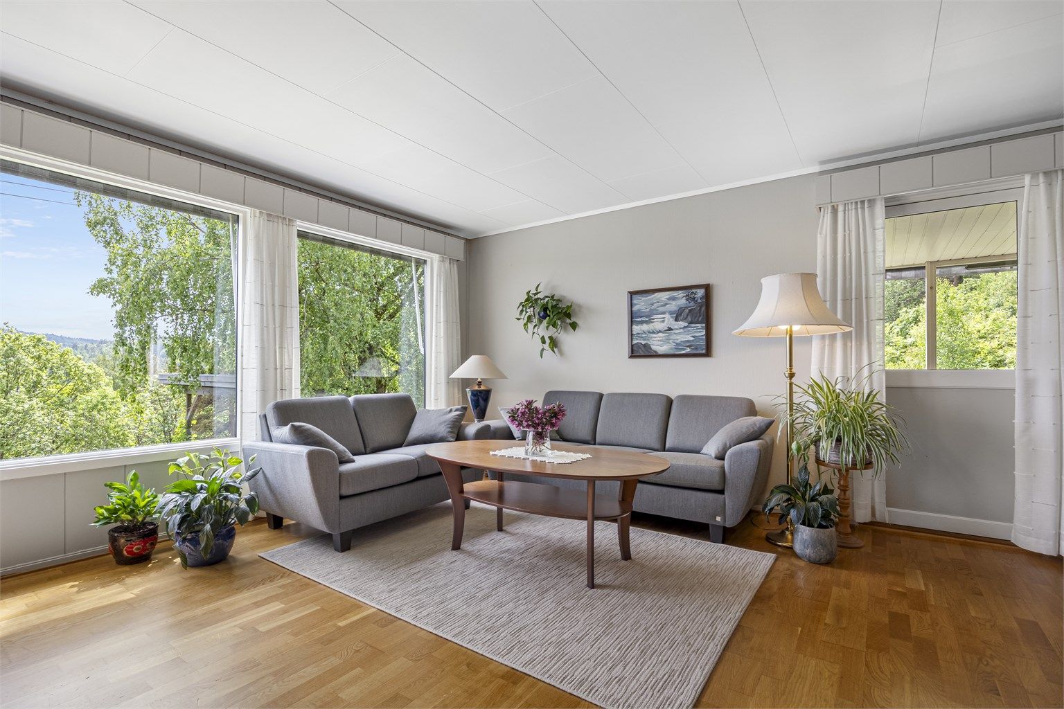 De store vindusflatene gir godt med naturlig lys inn i stuen.
