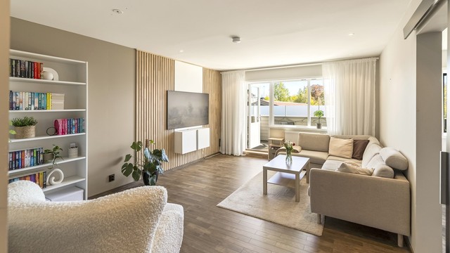 Stuen er romslig og lett å møblere, med god plass til en stor sofagruppe.