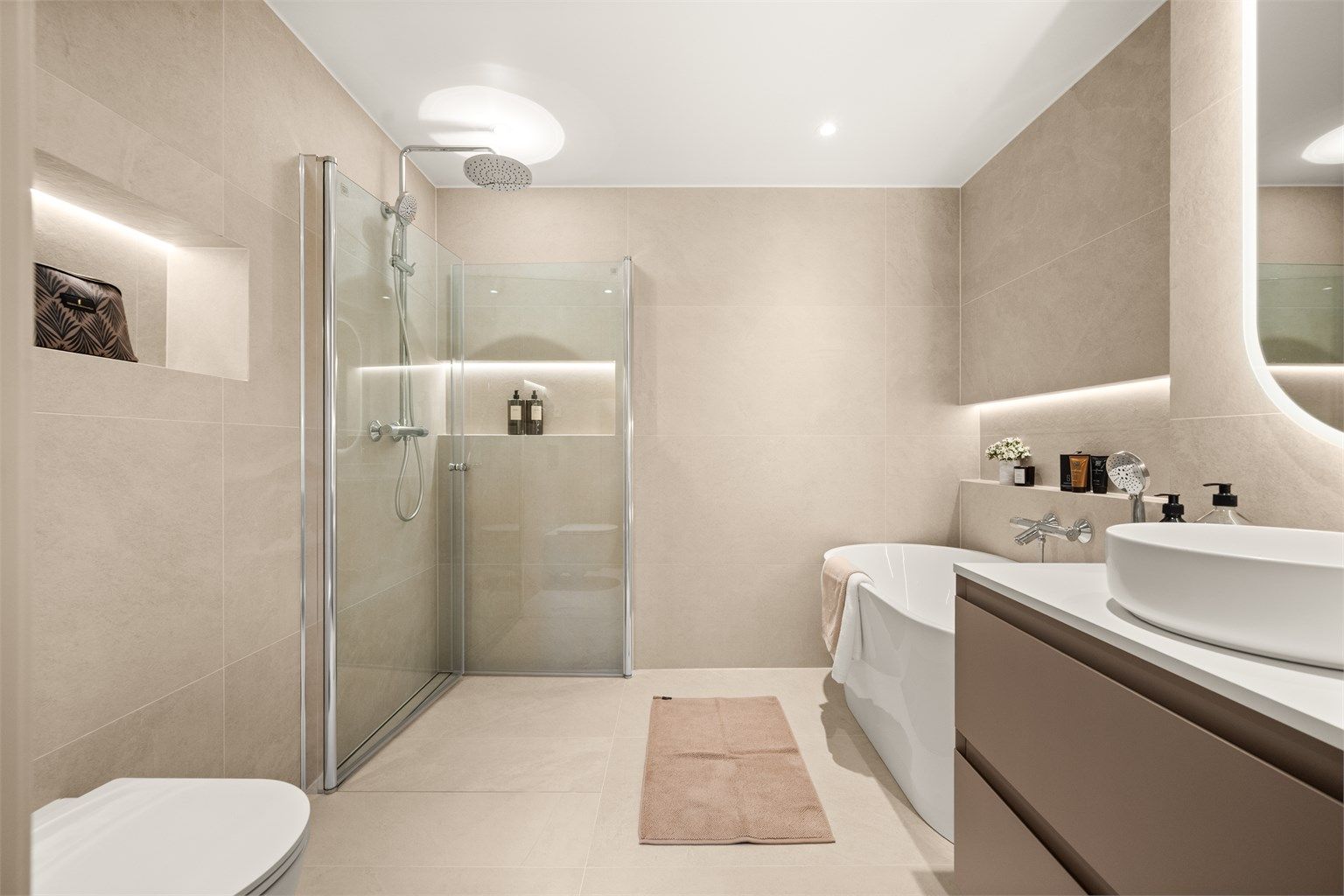 Badet med adkomst fra entré i samme stil som bad 1. Også dette er nytt i 2026, og det er satt inn badekar for ekstra komfort.