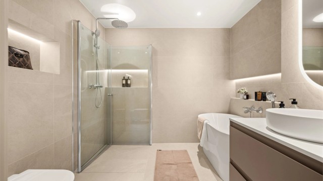 Badet med adkomst fra entré i samme stil som bad 1. Også dette er nytt i 2026, og det er satt inn badekar for ekstra komfort.