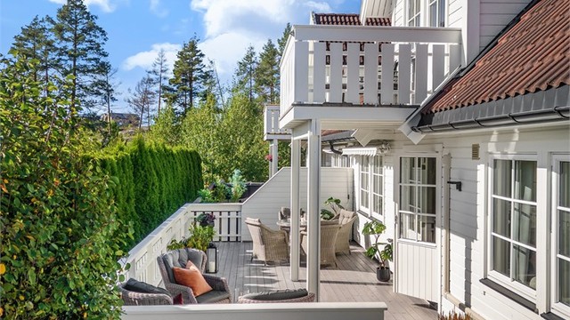 Usjenert og koselig uteplass med gode solforhold og adkomst til plen.