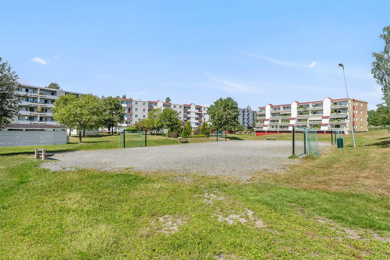 Sameiet har egen grusbane med fotballmål og sitteplasser.