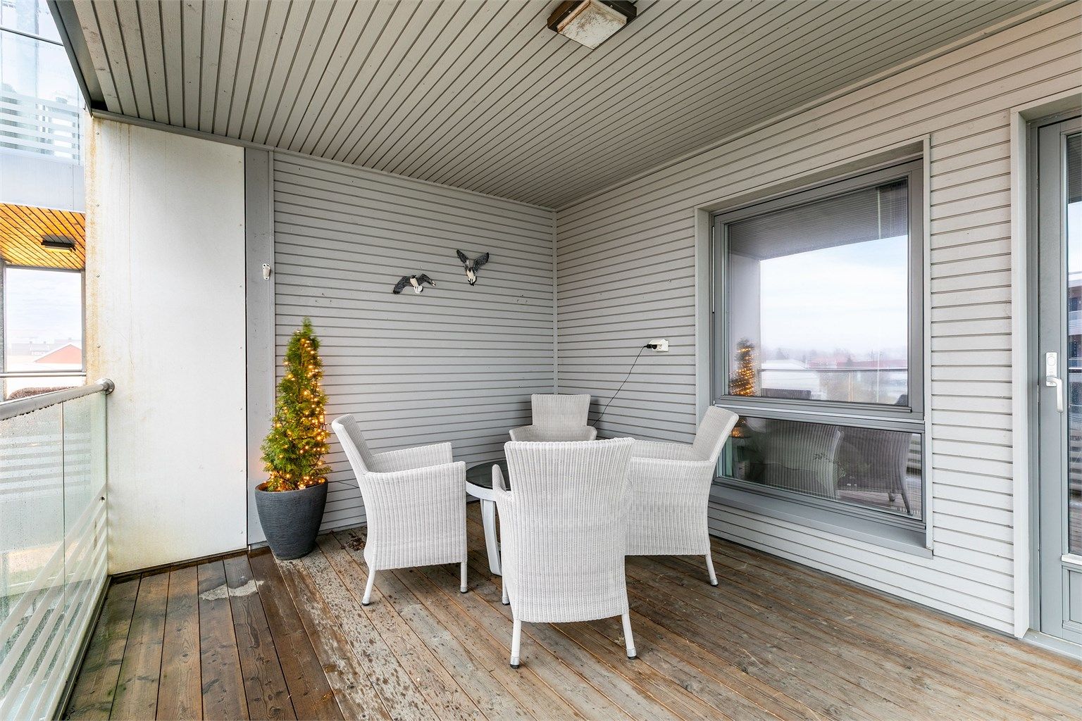 Sommerstid kan du få med deg ettermiddags-/kveldssolen i stille og private omgivelser på verandaen.