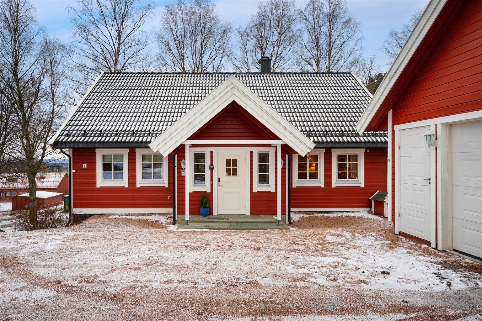 Flott enebolig over 3 plan med hybel i underetasjen. Foto: Zovenfra