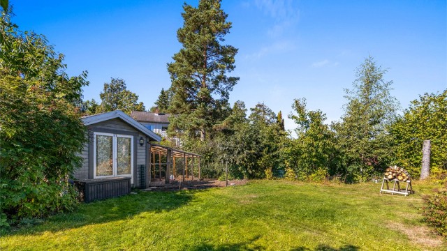 Eiendommen har godt med hage, og også en liten utebod hvor det i dag har gått høns.