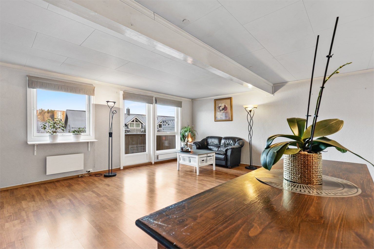 Stuen er av god størrelse med plass til sofa, salongbord og TV-seksjon. Det er også utgang til en herlig balkong. Stuen ble utvidet med et tilbygg i 2001, som ikke har ferdigattest og ansees som en ulovlighet. Se punkt om ferdigattest.