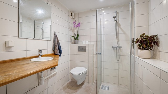 Himling med malte plater, innfelt downlights. Vegger med fliser. Lagt nye varmekabler og fliser i 2026. Flis på flis