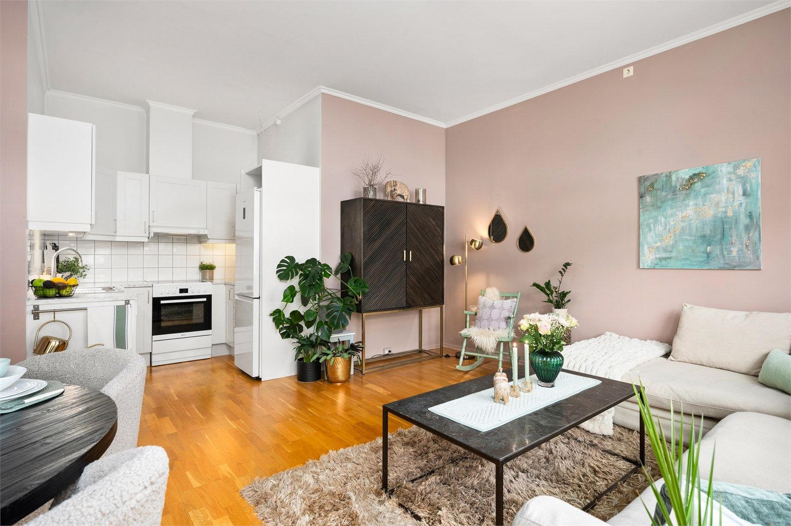 Leiligheten har en praktisk planløsning med god løsning i stuen med åpen løsning til kjøkkenet. Foto: Haiman Askari/Knipzet AS