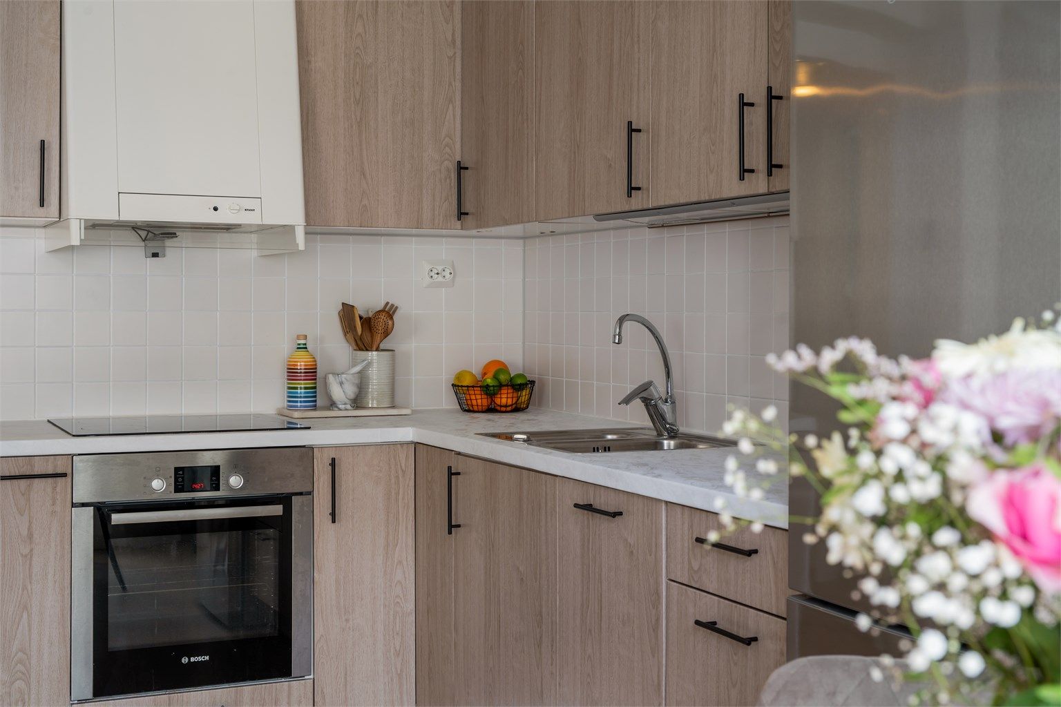 Kjøkkenet har laminert benkeplate, nedfelt kjøkkenvask med armatur, samt benkeskapsbelysning og gode stikkontaktløsninger over benk