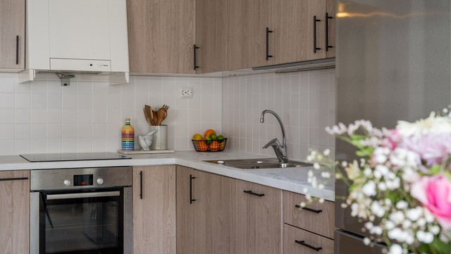 Kjøkkenet har laminert benkeplate, nedfelt kjøkkenvask med armatur, samt benkeskapsbelysning og gode stikkontaktløsninger over benk