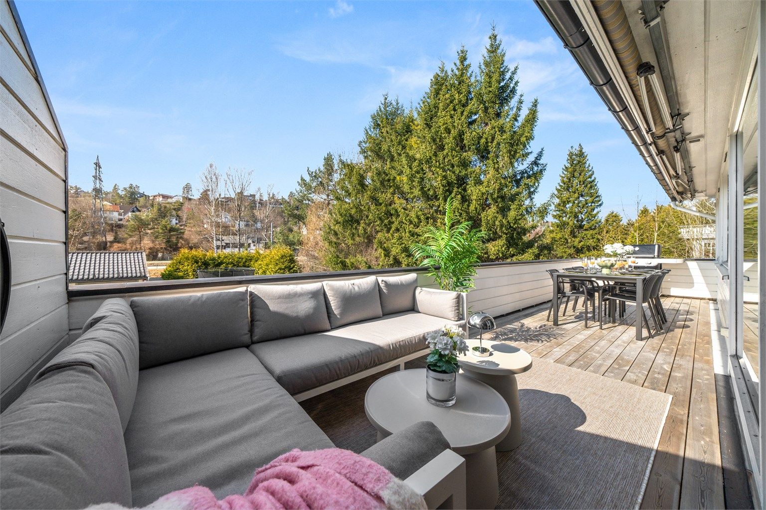 Plass til både spisemøbler og sofa, en herlig og solrik forlengelse av stuen i sommerhalvåret