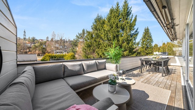 Plass til både spisemøbler og sofa, en herlig og solrik forlengelse av stuen i sommerhalvåret