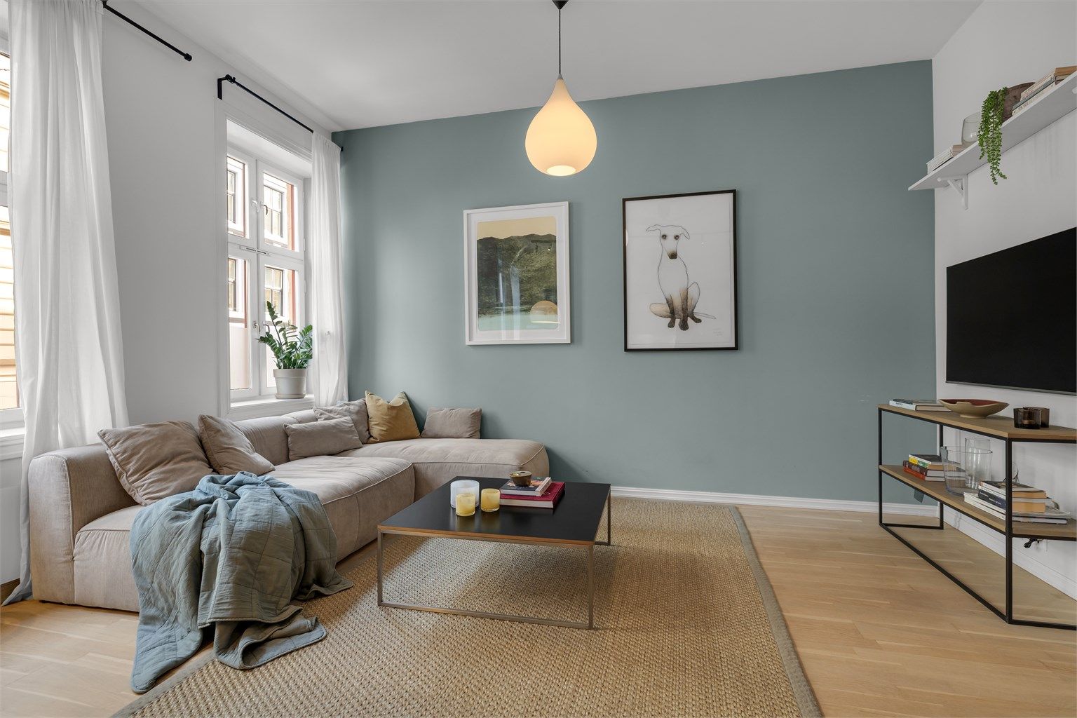 I stuen er det god plass til sofaseksjon, stuebord og tilhørende mediemøblement.