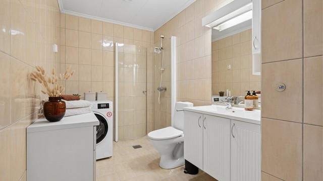 Det er også opplegg for vaskemaskin. Mekanisk avtrekk bidrar til ventilasjon av våtrommet.