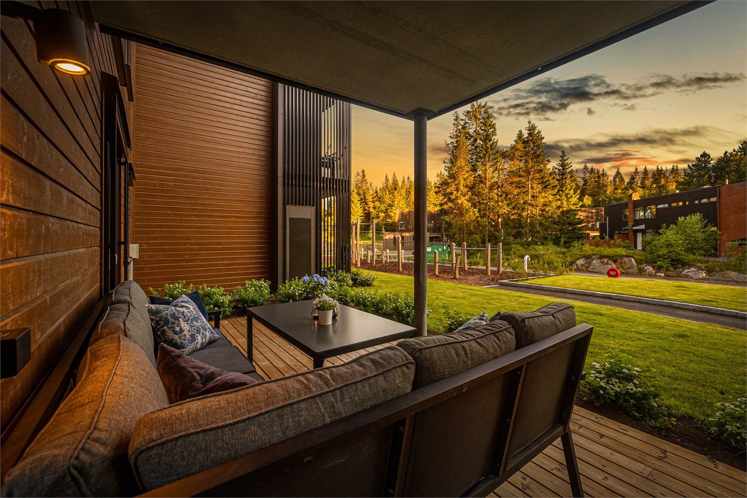 Særdeles barnevennlig område med flotte fellesarealer og lekeapparater.  