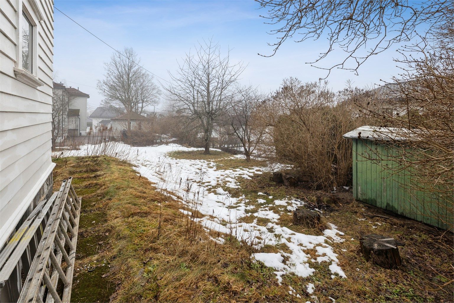 Fra eiendommen er det gangavstand til både Ekeberg skole (5 min) og Vårveien barnehage (3 min).
