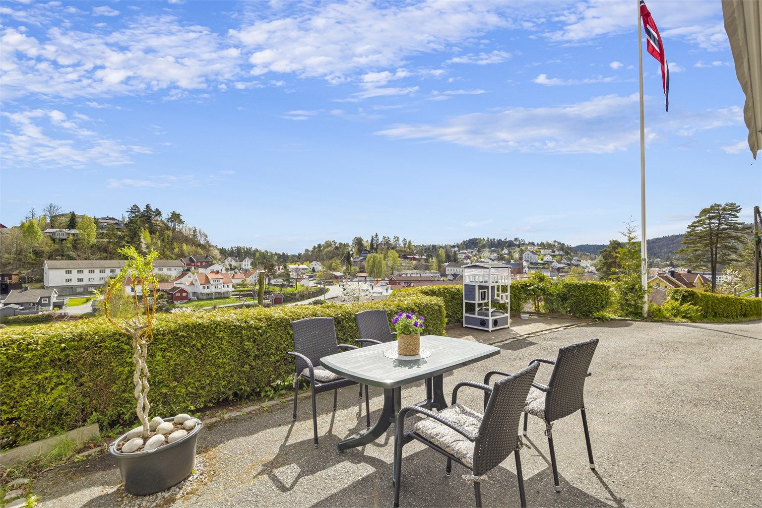 Fantastisk utsikt fra flere steder på eiendommen.