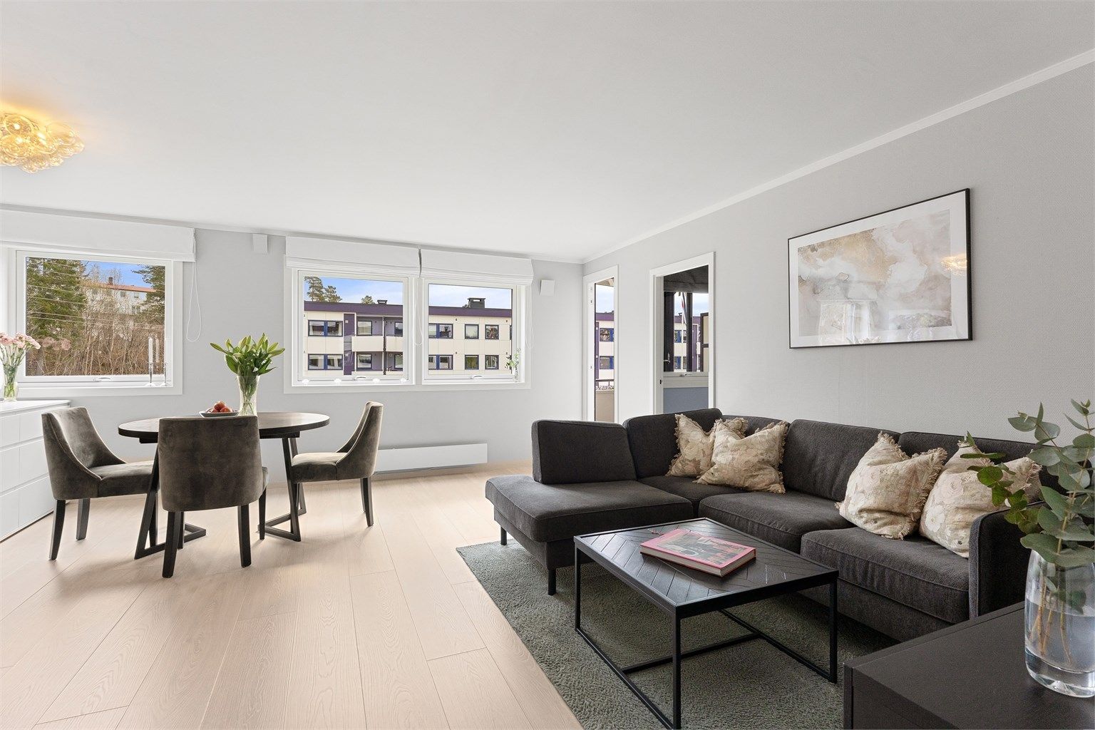 Vinduene er fra 2013 og slipper inn godt med dagslys.