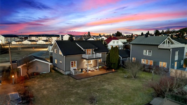 Eiendomsmegler Krogsveen v/Idriss Eliassy ønsker velkommen til Skolegata 18