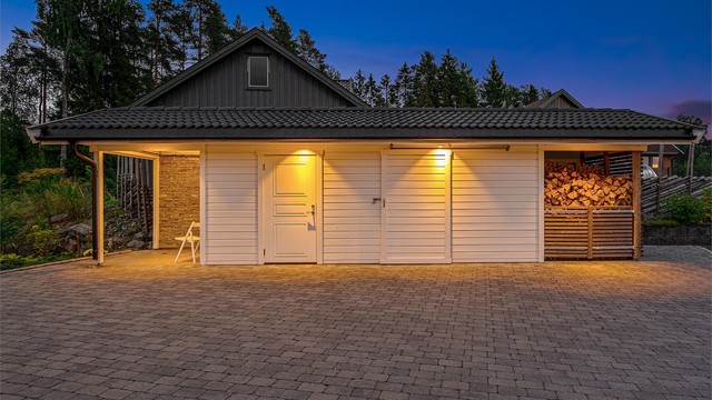 Uthuset med belysning på kvelden.