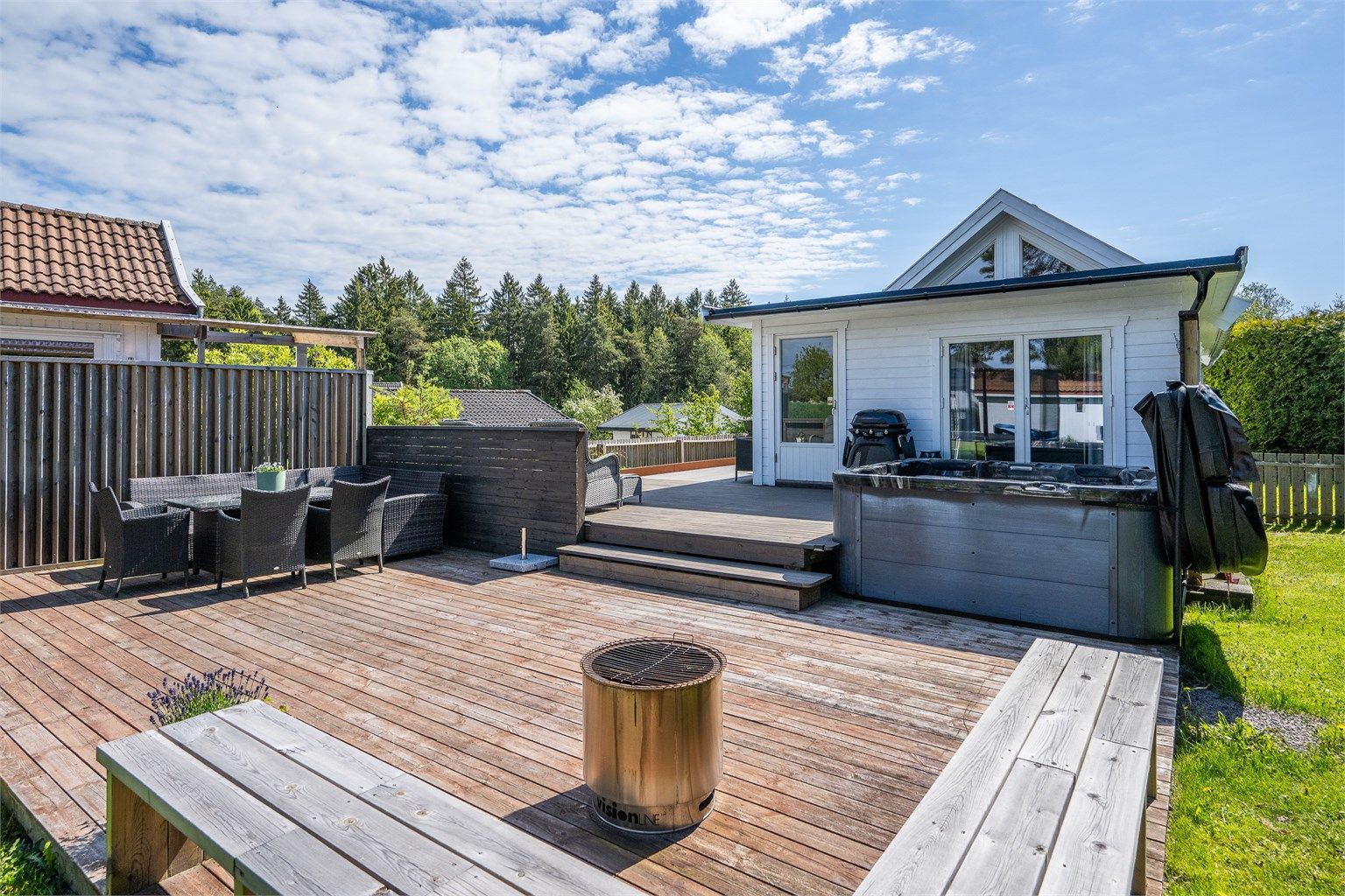 Fra boligen er det utgang til en innbydende terrasse med gode solforhold, delvis skjermet av hekk som skaper en lun og privat atmosfære. 