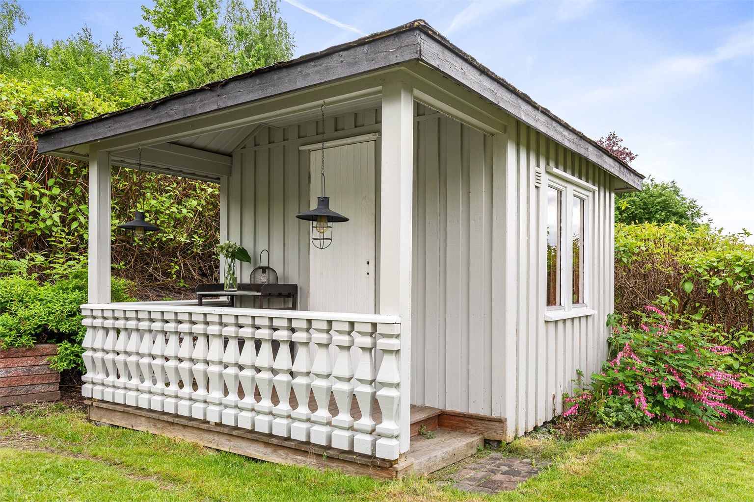 Liten dukkestue i hagen 