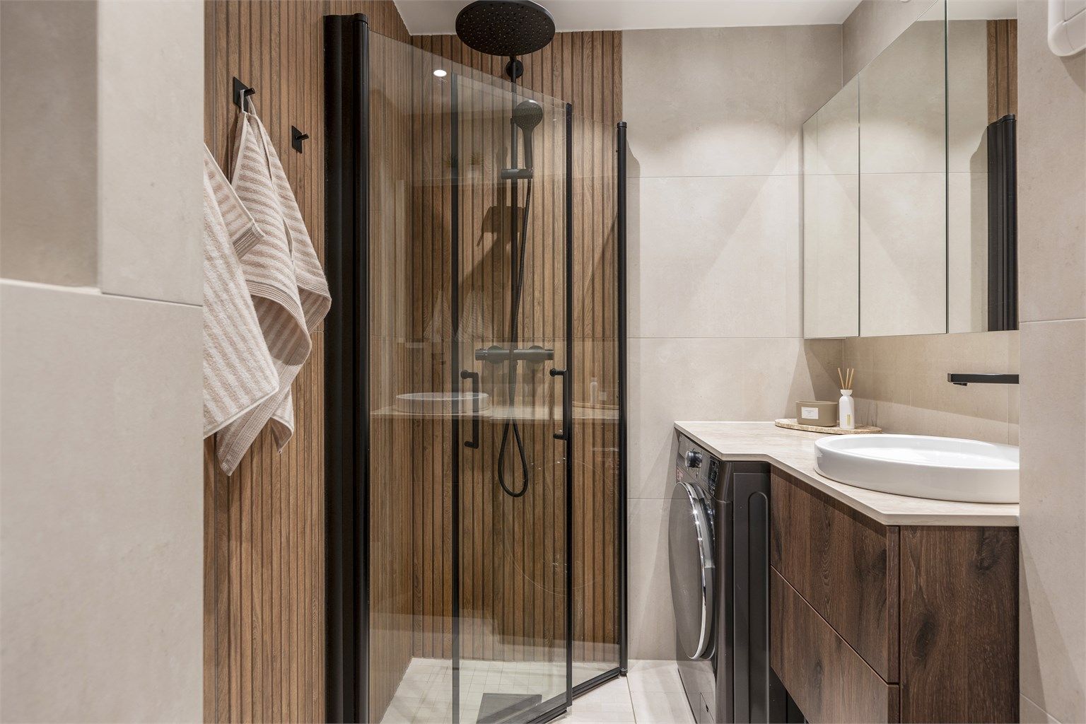 Badet har elektrisk gulvvarme og downlights i nedsenket himling. 