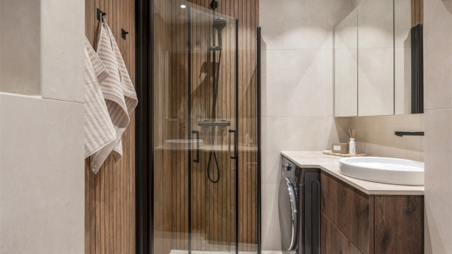 Badet har elektrisk gulvvarme og downlights i nedsenket himling.