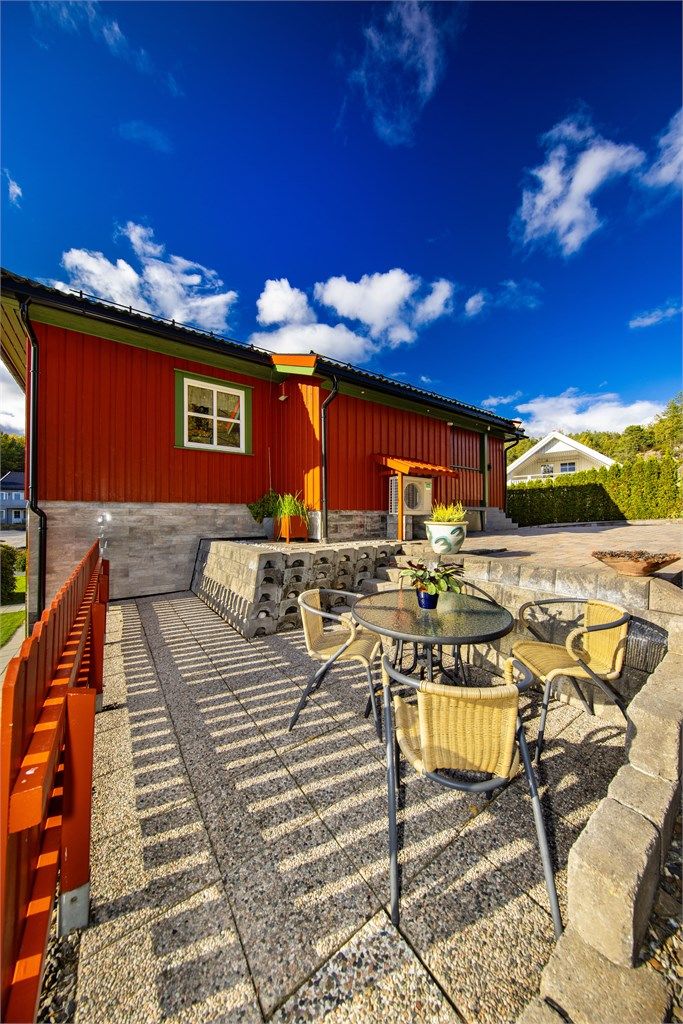 Ved inngangspartiet til hoveddelen er det en usjenert uteplass.