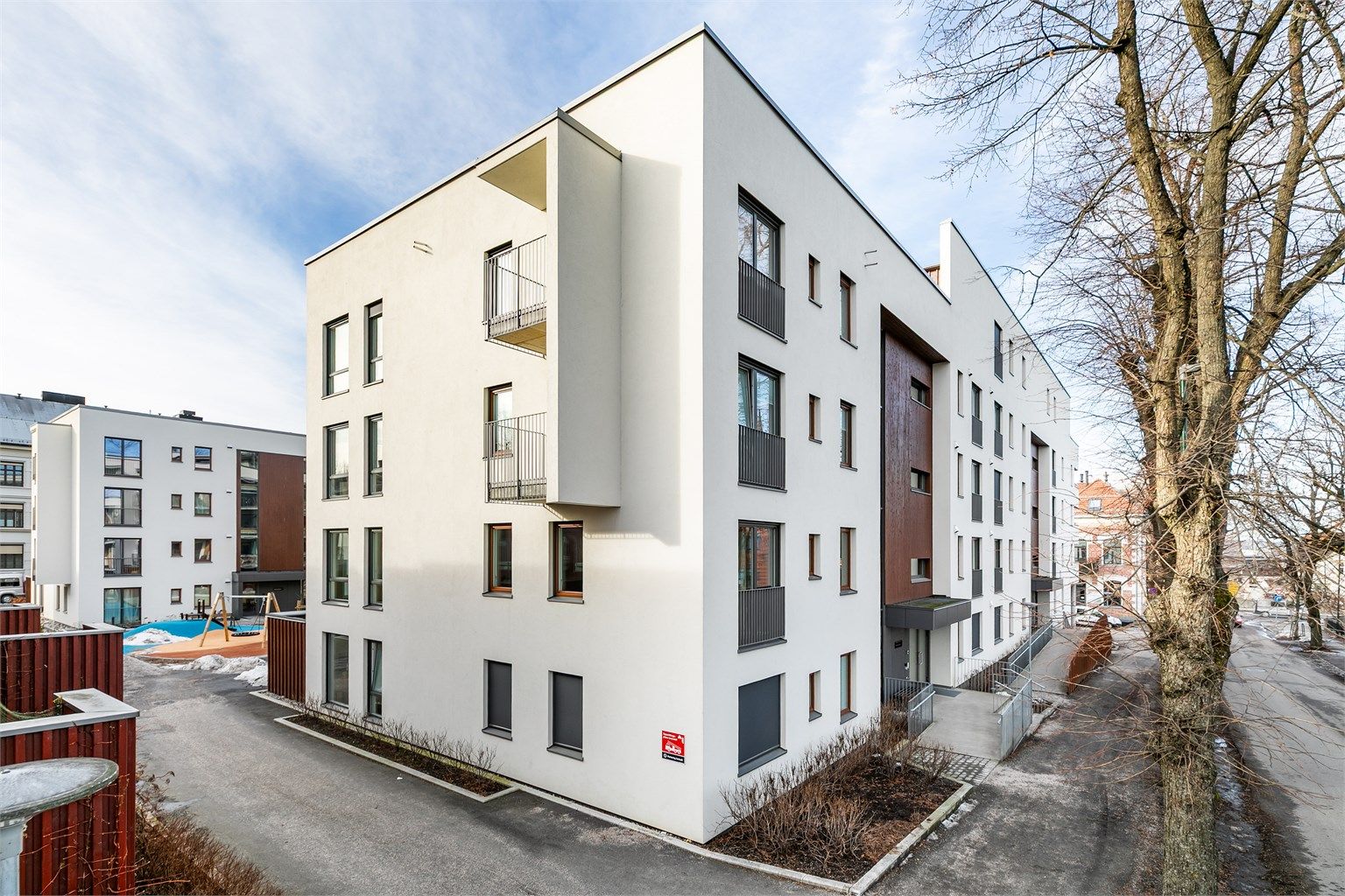 Leiligheten er gjennomgående og tilbaketrukket i sørsiden av andre etasje.