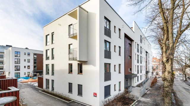 Leiligheten er gjennomgående og tilbaketrukket i sørsiden av andre etasje.