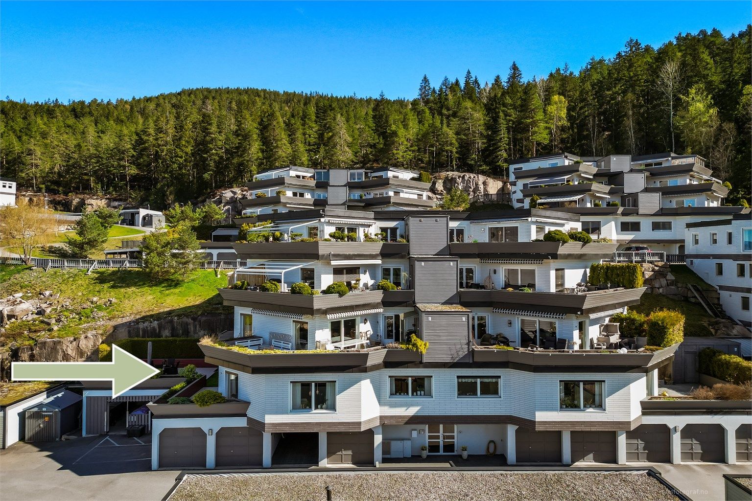 Medfølgende parkeringsplass på 16 kvm i felles garasjerekke (i nabobygg). 