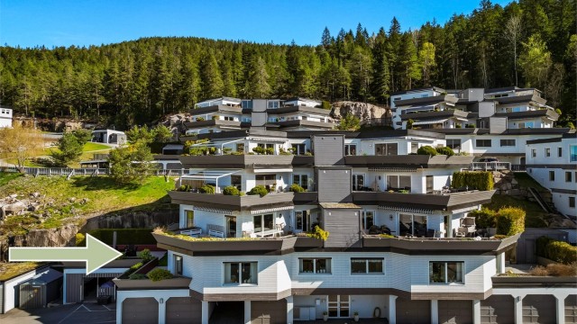 Medfølgende parkeringsplass på 16 kvm i felles garasjerekke (i nabobygg).