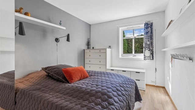 Romslig og pent hovedsoverom med god plass til dobbeltseng og tilhørende nattbord.