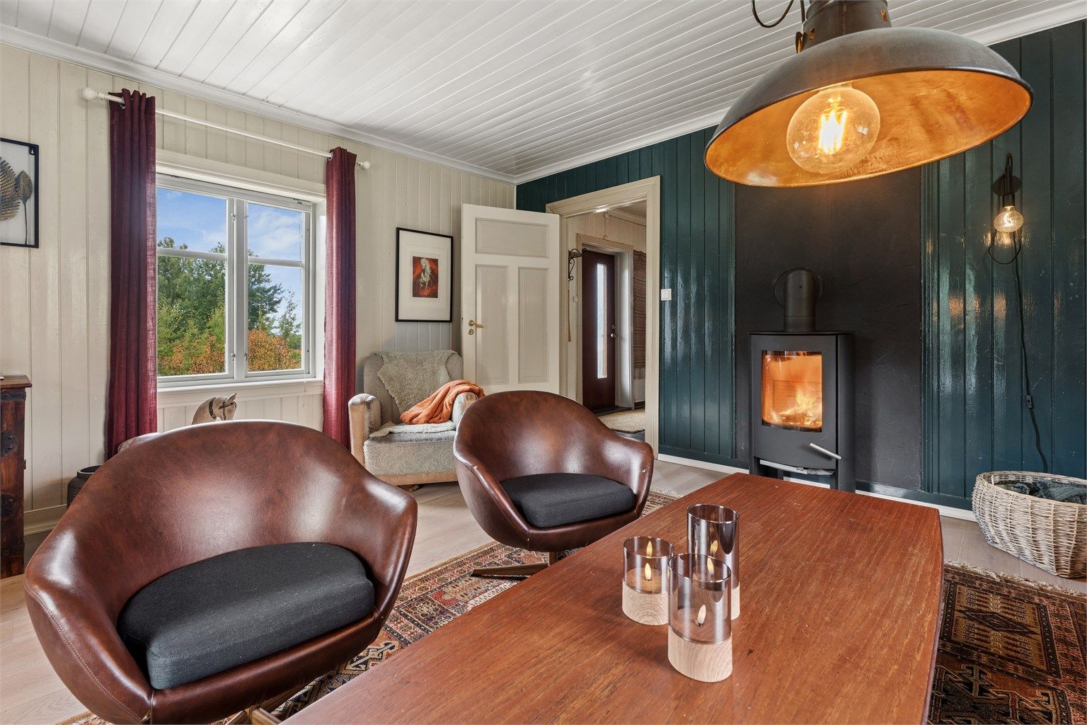Bolighuset går over to etasjer og inneholder blant annet tre soverom, stue, kjøkken, bad og separat toalettrom, samt en mindre terrasse og balkong. (Foto: EFKT v/Andreas Ellingsen)