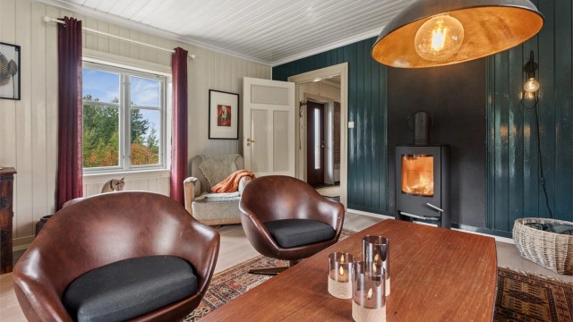 Bolighuset går over to etasjer og inneholder blant annet tre soverom, stue, kjøkken, bad og separat toalettrom, samt en mindre terrasse og balkong. (Foto: EFKT v/Andreas Ellingsen)
