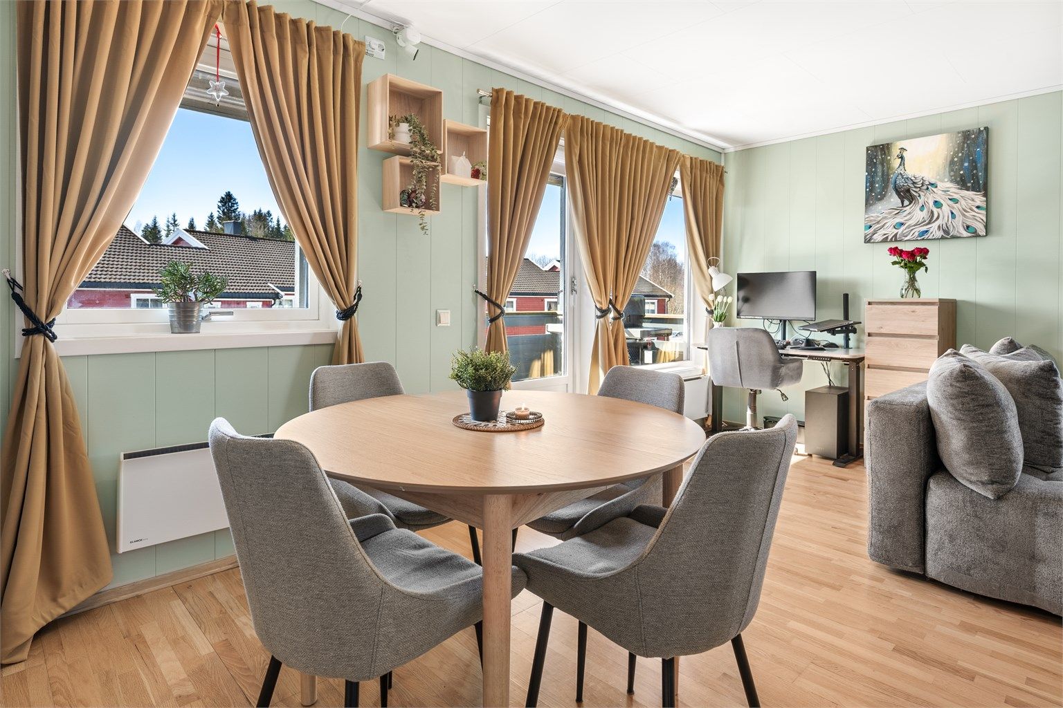 Spisestuen er en naturlig del av oppholdsrommet, med plass til et hyggelig spisebord.