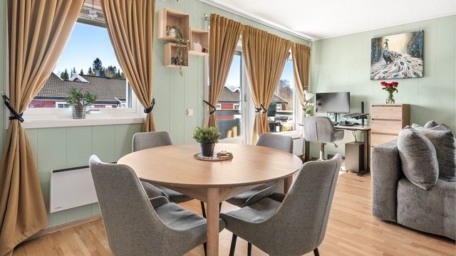 Spisestuen er en naturlig del av oppholdsrommet, med plass til et hyggelig spisebord.