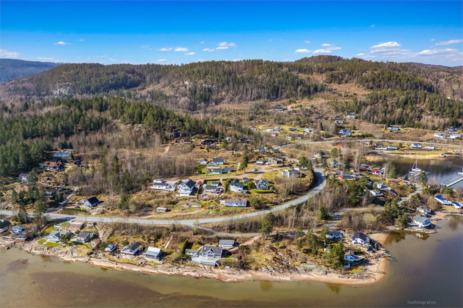 Svelvik sentrum er ca. 8 minutter unna, og har de fleste servicetilbud. 